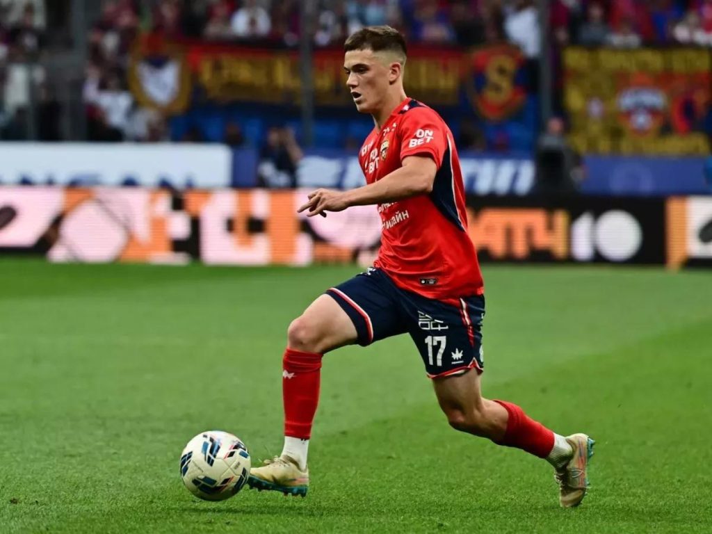 Kirill Glebov đang tỏa sáng mạnh mẽ trong màu áo Kirill Glebov.