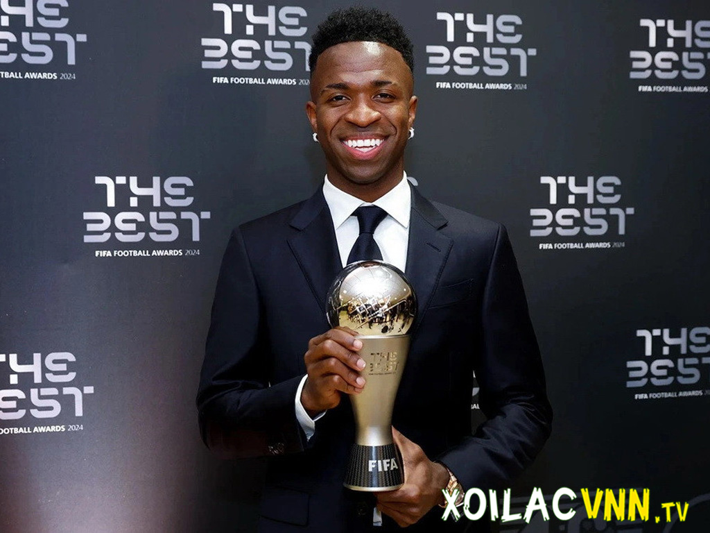 vinicius-nhan-giai-cau-thu-xuat-sac-cua-fifa