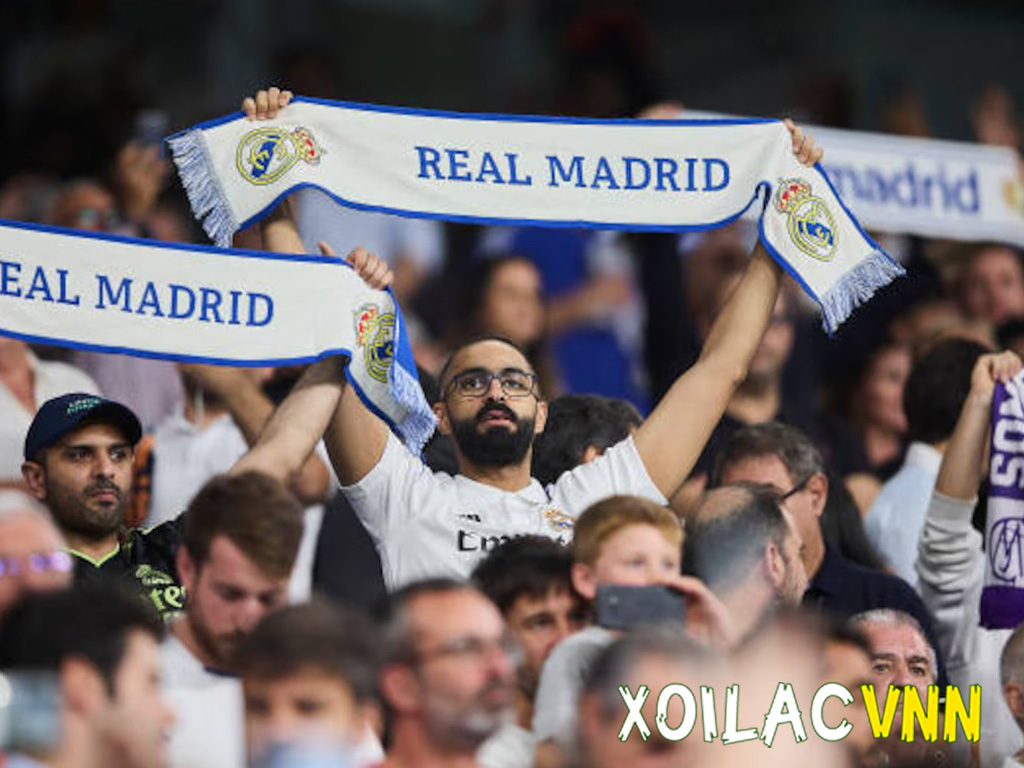 khau-hieu-hala-madrid-tren-khan-dai