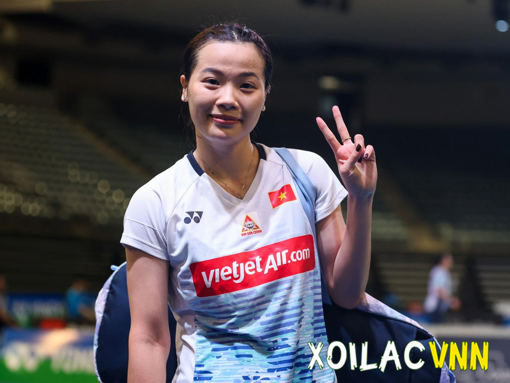 tay-vot-nguyen-thuy-linh